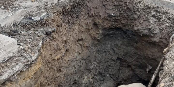 08.04.2022 р. бригада АВР  усуває витік води з центральної водопровідної мережі Ø-300мм